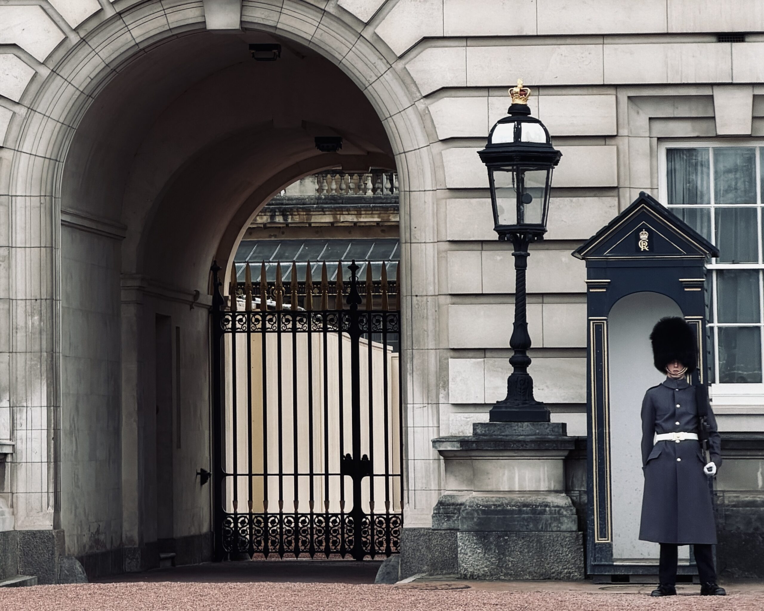 2 Days in London Itinerary: What I Loved & What I'd Do Differently Guard at Buckingham Palace